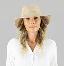 Załaduj obraz do przeglądarki galerii, Model Front: Uv Line Chapeau Souple/Capeline San Remo Areia Offwhite Upf50+
