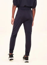 Załaduj obraz do przeglądarki galerii, Model Back: Uv Line Pantalon De Plage Pants Fem Basic Black Upf50+
