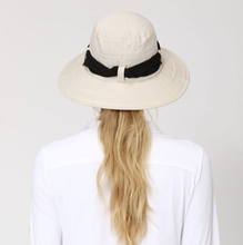 Załaduj obraz do przeglądarki galerii, Model Back: Uv Line Chapeau Souple/Capeline Hat Paris Ville L Fem Sand Upf50+
