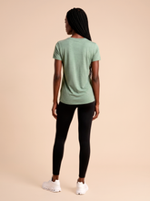 Załaduj obraz do przeglądarki galerii, Model Back: Uv Line T-Shirt T-Shirt Fem New Fit Mix Green Upf50+
