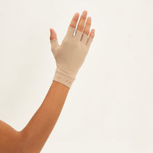 Załaduj obraz do przeglądarki galerii, Model Back: Uv Line Gants Short Gloves Uni Chocolate Upf50+
