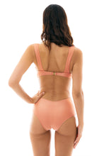 Załaduj obraz do przeglądarki galerii, Model Back: Rio De Sol Une Pièce Trikini Ouro Rosa
