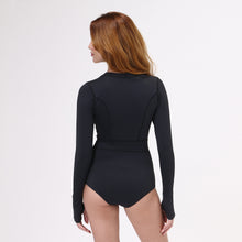 Załaduj obraz do przeglądarki galerii, Model Back: Uv Line Une Pièce Swimsuit Macae Color V22 Ml Fem Black Upf50+
