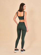 Załaduj obraz do przeglądarki galerii, Model Back: Uv Line Fitness Bas Legging Fit Aspen Green Cactus Upf50+
