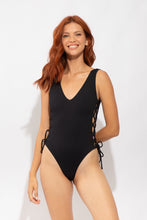 Załaduj obraz do przeglądarki galerii, Model Front: Rio De Sol Une Pièce Solar-Black Zoe
