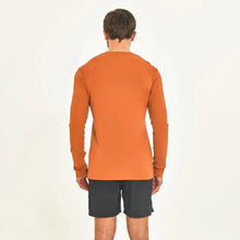 Załaduj obraz do przeglądarki galerii, Model Back: Uv Line T-Shirt Pour Homme Longsleeve Sport Fit Caramelo
