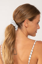 Załaduj obraz do przeglądarki galerii, Model Front: Rio De Sol Chouchou Linea-White Scrunchie

