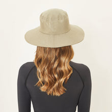 Załaduj obraz do przeglądarki galerii, Model Back: Uv Line Chapeau Souple/Capeline Hat Lyon Nac L Fem Kaki Upf50+
