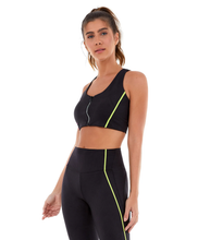 Załaduj obraz do przeglądarki galerii, Model Front: Alto Giro Fitness Haut Top Velocity Com Ziper Holografico Preto
