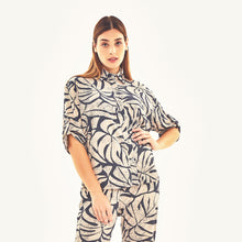 Załaduj obraz do przeglądarki galerii, Model Front: Uv Line Haut De Plage Shirt Copa Costela Off White Upf50+
