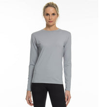 Załaduj obraz do przeglądarki galerii, Model Front: Uv Line T-Shirt Longsleeve Uvpro Fem Grey Upf50+
