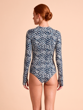 Załaduj obraz do przeglądarki galerii, Model Back: Uv Line Une Pièce Swimsuit Macae Tie Dye Blue Upf50+
