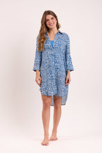 Załaduj obraz do przeglądarki galerii, Model Front: Rio De Sol Chemise Chuva Chemise Gabriele
