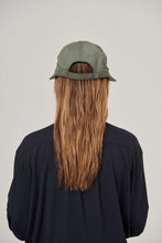Załaduj obraz do przeglądarki galerii, Model Back: Uv Line Casquette Visor Nice Fem Militar Green Upf50+
