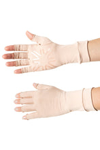 Załaduj obraz do przeglądarki galerii, Model Front: Uv Line Gants Meduim Gloves Long Fingerss Uni Beige Upf50+
