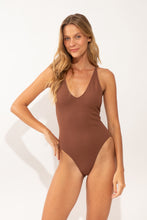 Załaduj obraz do przeglądarki galerii, Model Front: Rio De Sol Une Pièce Sand-Cappuccino Sunny
