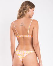 Załaduj obraz do przeglądarki galerii, Image 06: Rio De Sol Ensemble Set Dreamy Bandeau-Crispy Cheeky-Crispy
