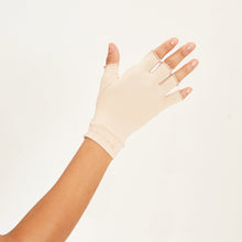 Załaduj obraz do przeglądarki galerii, Model Back: Uv Line Gants Meduim Gloves Long Fingerss Uni Beige Upf50+
