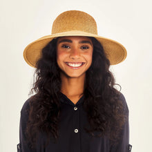 Załaduj obraz do przeglądarki galerii, Model Front: Uv Line Chapeau Souple/Capeline Hat Santorini Imp Fem Wheat Upf50+
