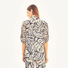 Załaduj obraz do przeglądarki galerii, Model Back: Uv Line Haut De Plage Shirt Copa Costela Off White Upf50+
