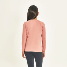 Załaduj obraz do przeglądarki galerii, Model Back: Uv Line T-Shirt Longsleeve Uprpo Inf Rose Upf50+
