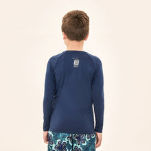 Załaduj obraz do przeglądarki galerii, Model Back: Uv Line T-Shirt Acqua Qr Code Marinho Upf50+

