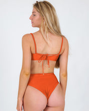 Załaduj obraz do przeglądarki galerii, Image 06: Rio De Sol Ensemble Set Paprica Bandeau-Reto Hotpants
