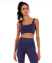 Załaduj obraz do przeglądarki galerii, Model Front: Alto Giro Fitness Haut Top Blackout Costas Regata Cinza Odyssey
