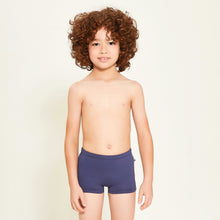Załaduj obraz do przeglądarki galerii, Model Front: Uv Line Maillot De Bain Garçon Trunks Kids F Inf Navy Blue Upf50+
