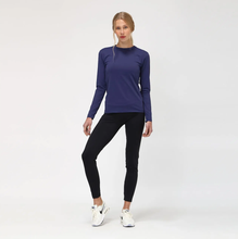 Załaduj obraz do przeglądarki galerii, Model Front: Uv Line T-Shirt Longsleeve Uvpro Fem Navy Blue Upf50+
