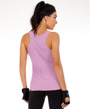 Załaduj obraz do przeglądarki galerii, Model Back: Alto Giro Fitness Haut Regata Skin Fit Alongada Gola V Rosa Soft
