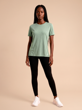 Załaduj obraz do przeglądarki galerii, Model Front: Uv Line T-Shirt T-Shirt Fem New Fit Mix Green Upf50+

