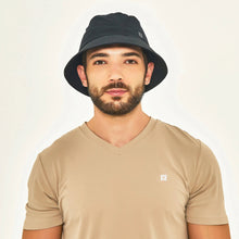 Załaduj obraz do przeglądarki galerii, Model Front: Uv Line Bob Hat Toronto Colors Masc Black Upf50+
