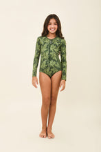 Załaduj obraz do przeglądarki galerii, Model Front: Uv Line Une Pièce Fille Girl Macae Folhagem Verde Upf50+
