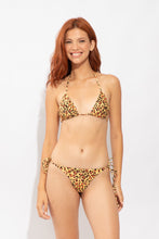 Załaduj obraz do przeglądarki galerii, Model Front: Rio De Sol Bas Bottom Yellow-Feline Cheeky-Micro
