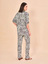 Załaduj obraz do przeglądarki galerii, Model Back: Uv Line Chemise Shirt Copa Fauna Upf50+
