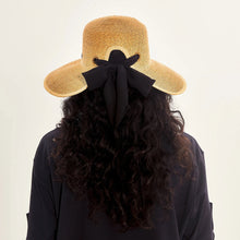 Załaduj obraz do przeglądarki galerii, Model Back: Uv Line Chapeau Souple/Capeline Hat Santorini Imp Fem Wheat Upf50+
