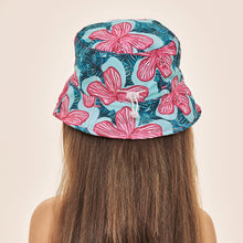 Załaduj obraz do przeglądarki galerii, Model Back: Uv Line Bob Napoli Kids Hibiscus Upf50+

