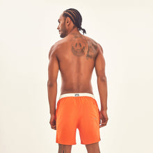 Załaduj obraz do przeglądarki galerii, Model Back: Uv Line Bermuda / Short Pour Homme Shorts Boxer Orange Upf50+
