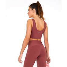 Załaduj obraz do przeglądarki galerii, Model Back: Alto Giro Fitness Haut Top Bodytex Ii Com Laser Marrom Mahogany
