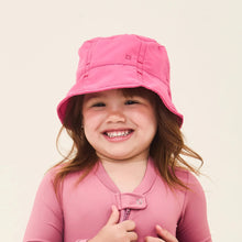 Załaduj obraz do przeglądarki galerii, Model Front: Uv Line Bob Hat Napoli Basic Kids Nac Inf Pink Upf50+
