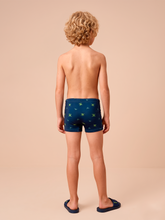 Załaduj obraz do przeglądarki galerii, Model Back: Uv Line Maillot De Bain Garçon Swim Trunks Kids Pirates Fun Upf50+
