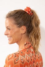 Załaduj obraz do przeglądarki galerii, Model Front: Rio De Sol Chouchou Maracai Scrunchie
