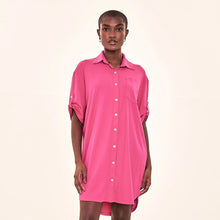 Załaduj obraz do przeglądarki galerii, Image 05: Uv Line Chemise Shirtdress Copenhagen Cherry Hot Pink Upf50+
