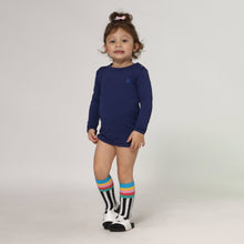 Załaduj obraz do przeglądarki galerii, Model Front: Uv Line T-Shirt Longsleeve Baby Navy Blue Upf50+
