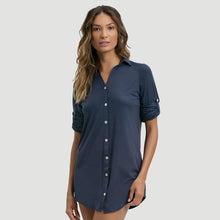 Załaduj obraz do przeglądarki galerii, Model Front: Uv Line Vêtement De Plage Shirtdress Copenhagen Fem Navy Blue Upf50+
