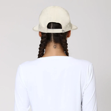 Załaduj obraz do przeglądarki galerii, Model Back: Uv Line Casquette Visor Nice Fem Sand Upf50+
