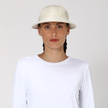 Załaduj obraz do przeglądarki galerii, Model Front: Uv Line Casquette Visor Nice Fem Sand Upf50+
