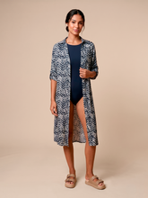 Załaduj obraz do przeglądarki galerii, Model Front: Uv Line Chemise Midi Chemise Tie Dye Blue Upf50+
