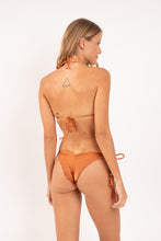 Załaduj obraz do przeglądarki galerii, Model Back: Rio De Sol Haut Top Shimmer-Nocciola Frufru
